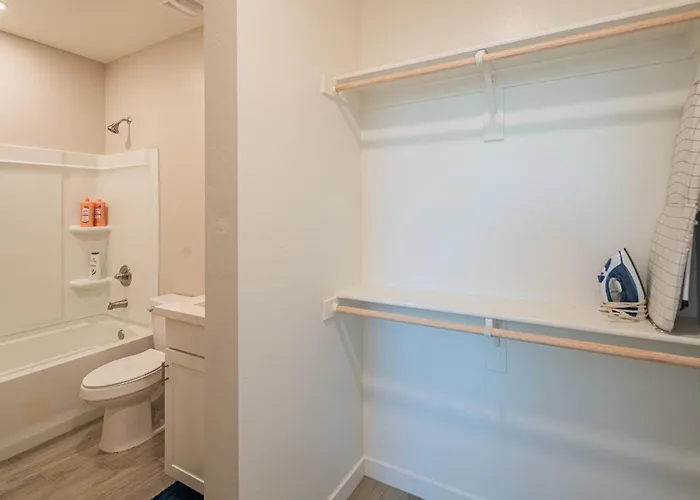 Serene 2br With Premium Beds Apartment
