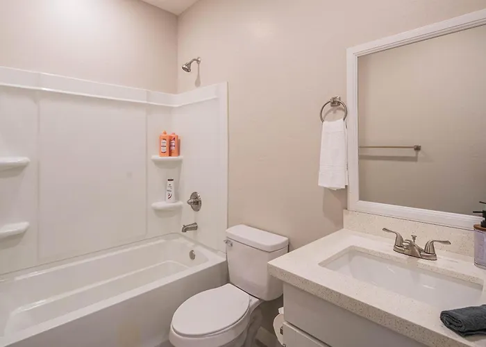 Serene 2br With Premium Beds Apartment