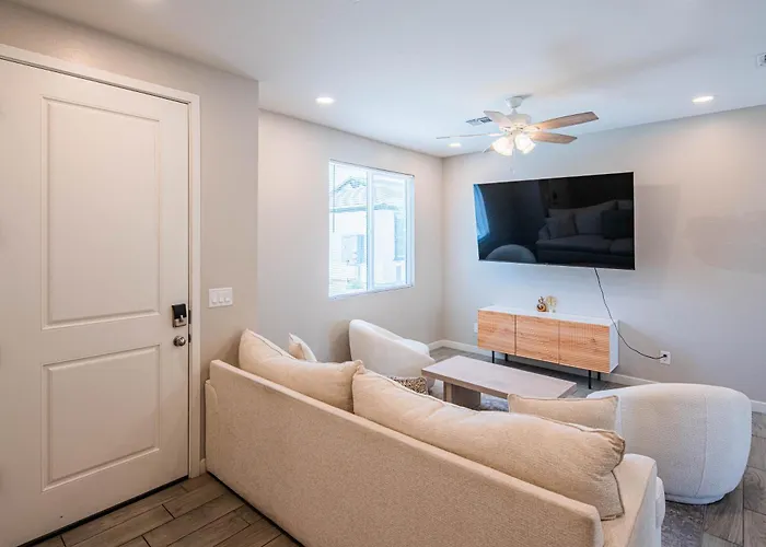 Serene 2br With Premium Beds Apartment